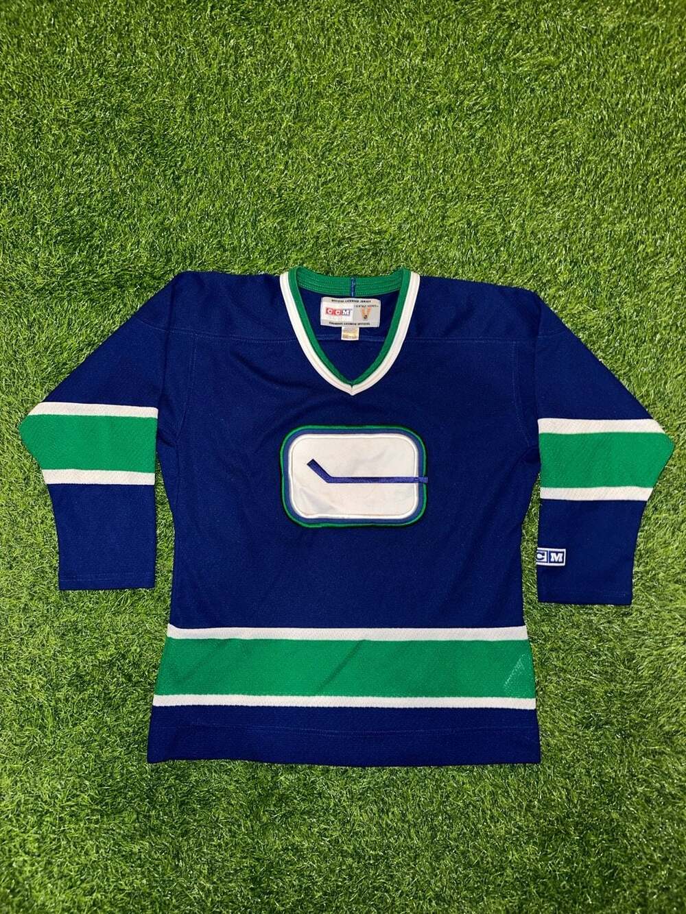 CCM Vancouver Canucks Vintage Hockey Jersey Youth L/XL Blue